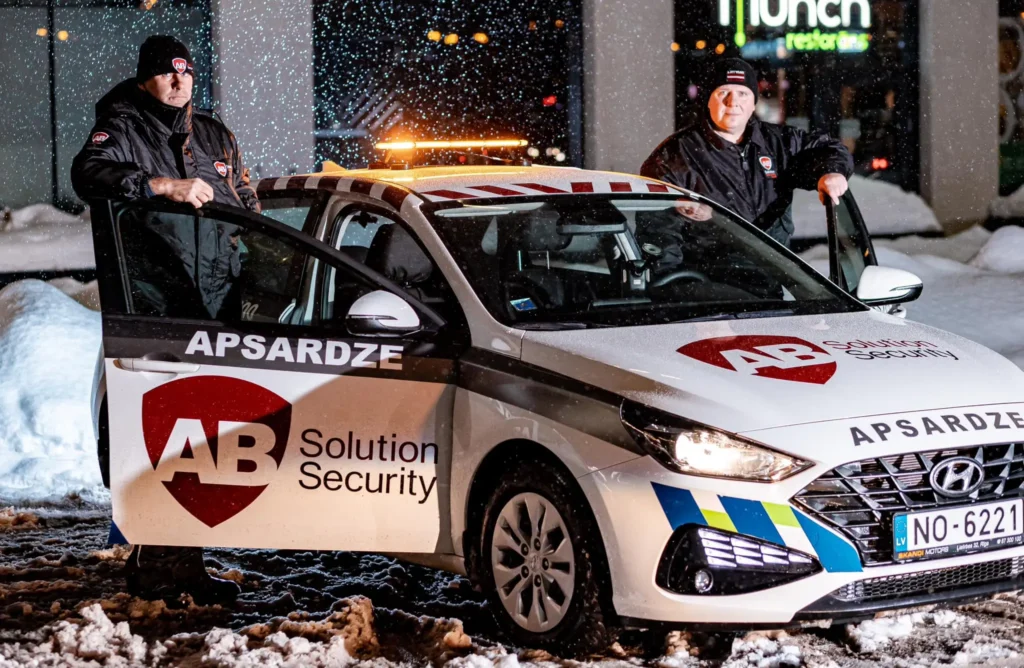 AB Security Solutions - jūsu uzticamais partneris mājas drošības jomā Latvijā, piedāvājot modernas signalizācijas sistēmas, 24/7 uzraudzības pakalpojumus un pielāgotus drošības risinājumus, lai nodrošinātu augstas kvalitātes aizsardzību jūsu mājoklim, ģimenei un uzņēmumam.